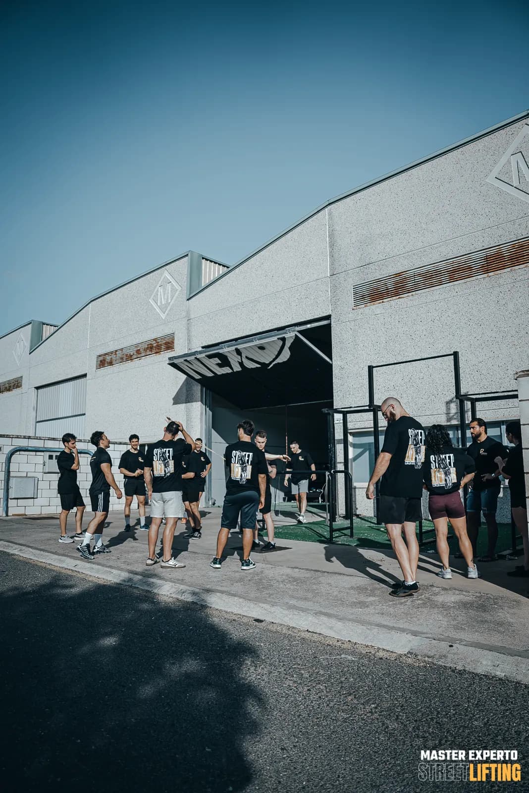 Llegada de los alumnos a Nexo Strength Club